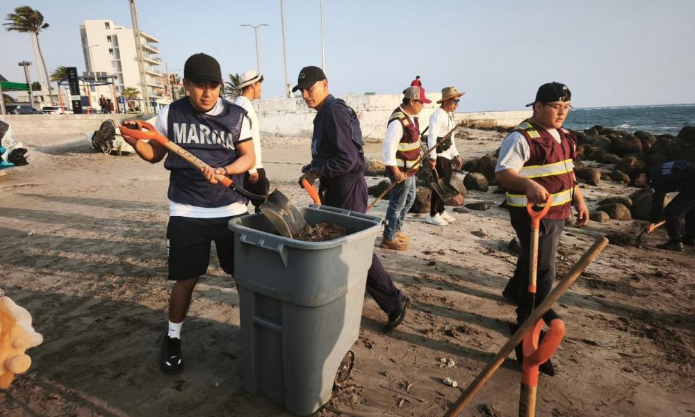 Semarnat despliega operativo por hidrocarburos en playas de Veracruz y Tabasco